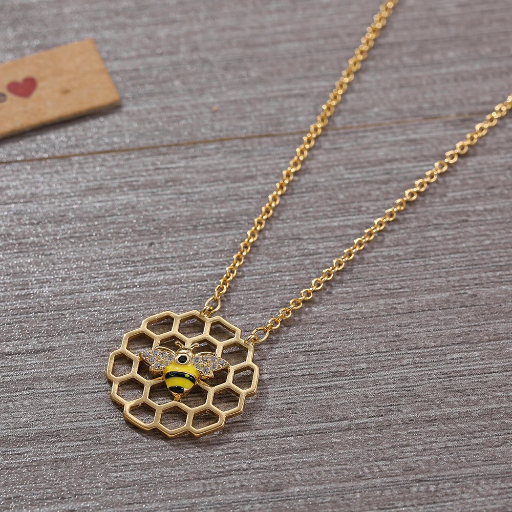 Dospita New Flat Geometric Honeycomb Pendant Necklace for Women Creative Pave Zircon Enamel Little Bee Necklace Friendship Jewelry Gift