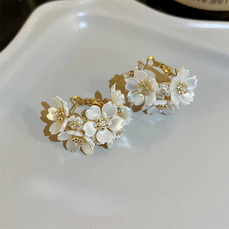 Korean Light Luxury White Flower Stud Earrings for Women Exquisite Versatile Earring Elegant Temperament Party Jewelry Gift