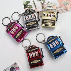 Dospita  -  Fruit Slot Machine Keychain Lucky Charm Jackpot Keychains Mini Casino Pendant Bag Charm Novelty Gifts for Kids Adults