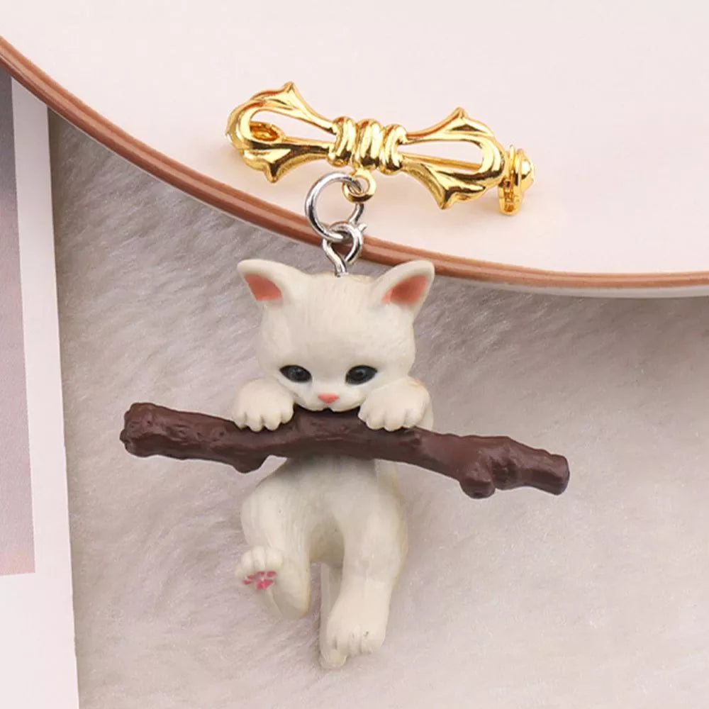 Dospita 3D Cute Cat Animal Brooch White Cat Brooches Holding a Branch Cat Hug Tree Brooch Three-dimensional Lapel Pins Bag Decoration