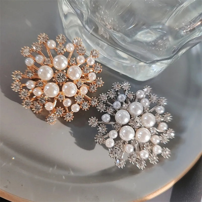 Dospita Christmas Snowflake Pearl Crystal Rhinestone Clothing Brooches Jewelry Round Bouquet Brooch Luxury Versatile Lapel Pin for Wome