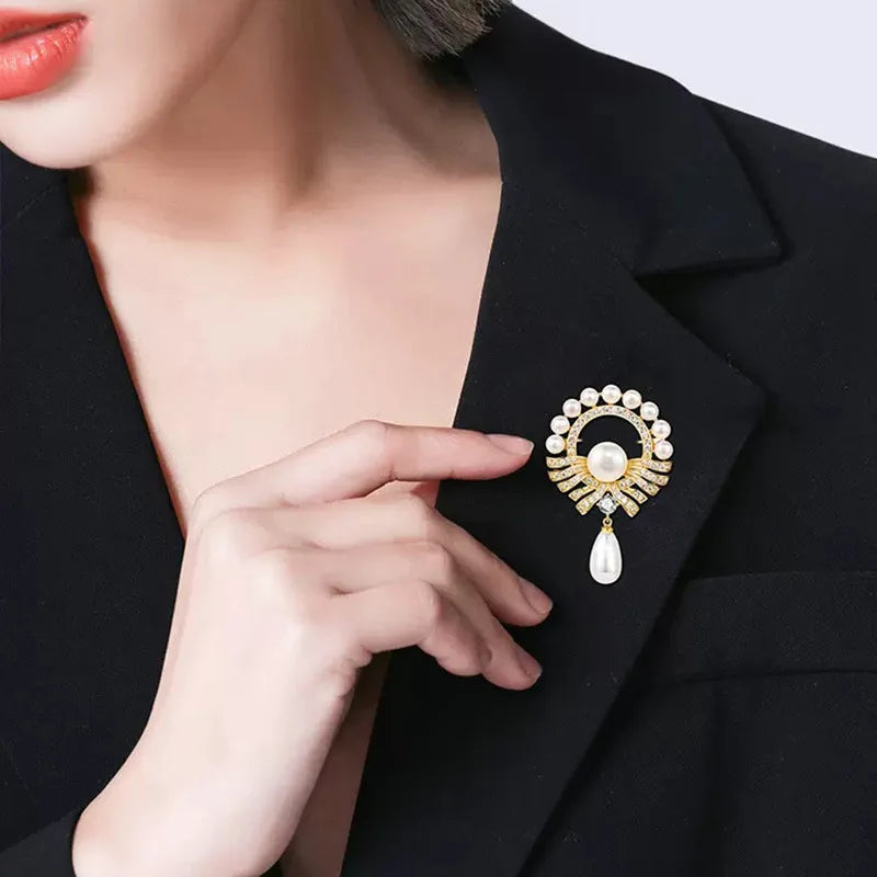 Dospita White Water DropPearl Baroque Brooch Exquisite Elegant for Women Luxury Party Jewelry Gift Sweater Scarf Coat PinAccessories