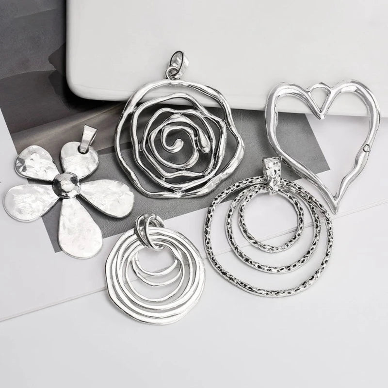 Dospita  -  Durable Alloy Heart Pendant Hollow Jewelry Charm Flower Pendant Alloy Material