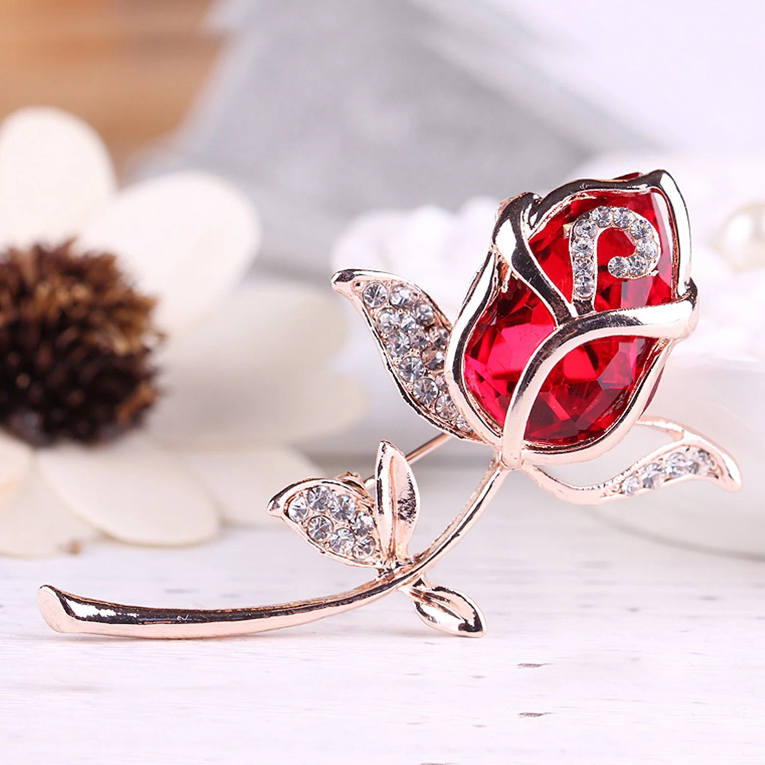 Dospita Rhinestone Red Rose Flower Brooches for Women Elegant Exquisite Shiny Zircon Flower Lapel Pins Wedding Party Badge Jewelry