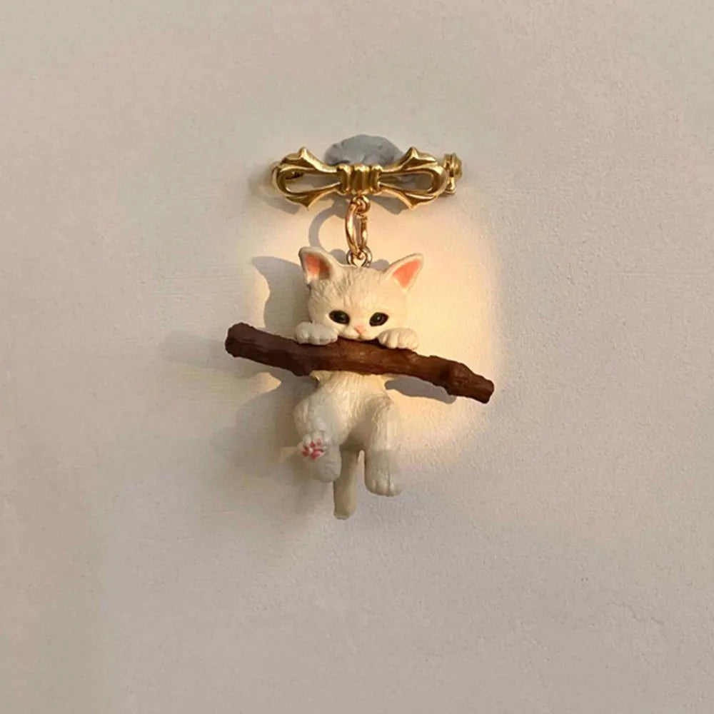 Dospita 3D Cute Cat Animal Brooch White Cat Brooches Holding a Branch Cat Hug Tree Brooch Three-dimensional Lapel Pins Bag Decoration