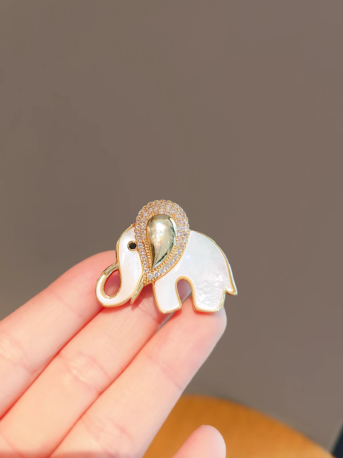 Dospita Exquisite Fashion Cute Shiny Zircon Elephant Brooch For Women Rhinestone Animal Pins Girls Clothing Jewelry Birthday Gift